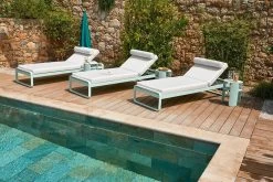 Bellevie Premium Sonnenliege, Acapulcoblau - Flannellgrau -Urban Im Freien BELLEVIE BEBOP MENTHE GLACIALE DOMAINE SAINT SAUVEUR VISUEL2022 TOM WATSON 1