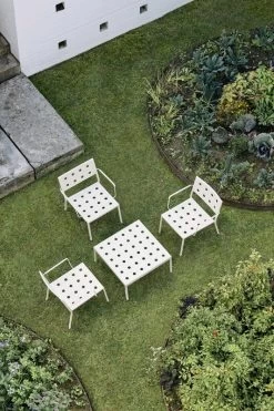 Hay Balcony Lounge-Armlehnstuhl, Kreidebeige -Urban Im Freien Balcony Lounge Armchair Balcony Low Table Square chalk beige