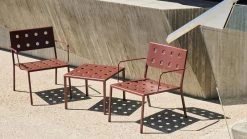 Hay Balcony Lounge-Armlehnstuhl, Rostrot -Urban Im Freien Balcony Lounge Armchair iron red Balcony Low Table iron red