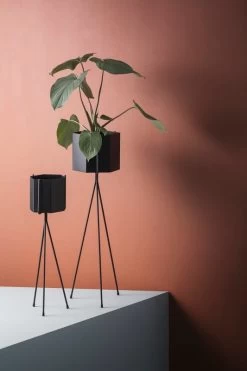 Ferm LIVING Plant Stand, Klein, Schwarz -Urban Im Freien FERM LIVING IMAGE 01