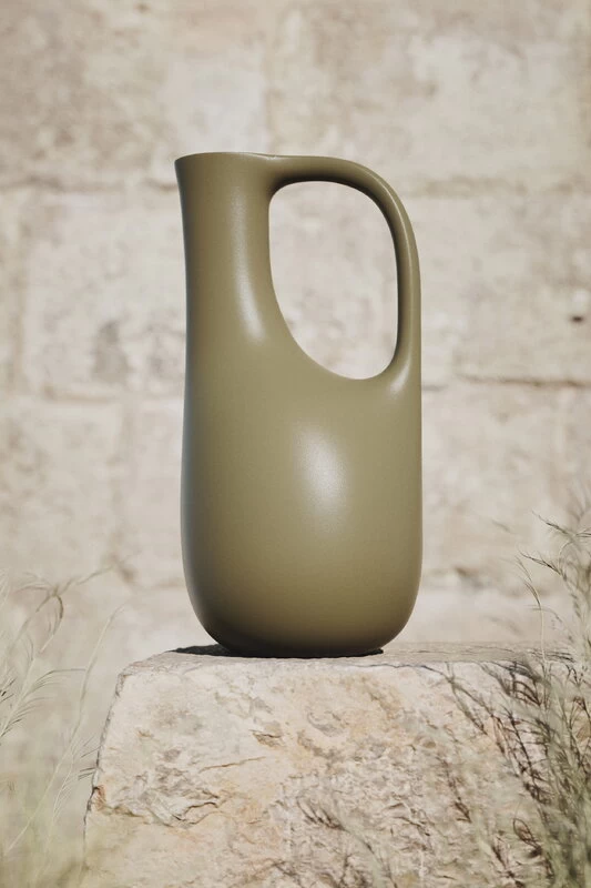 Ferm LIVING Liba Gießkanne, Olivgrün 4 Ferm LIVING Liba Gießkanne, Olivgrün – Bild 2