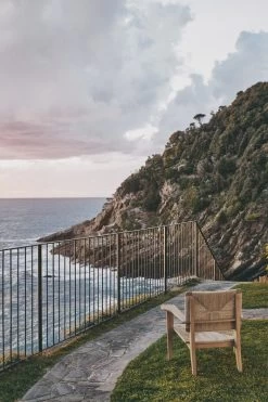 Gubi F-Chair Outdoor Loungesessel, Natur, Teakholz -Urban Im Freien GUBI Gubi Goes Al Fresco F Chair