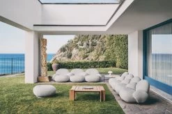 Gubi TS Outdoor Couchtisch, 80 Cm, Schwarz – Weißer Travertin -Urban Im Freien GUBI Gubi Goes Al Fresco Pacha Obello TS Atmosfera