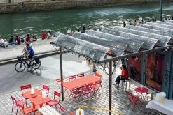 Bistro Tisch, 97 X 57 cm, Mohnrot -Urban Im Freien LUXEMBOURG BISTRO ROSE PRALINE CAPUCINE COQUELICOT DECLARATION ALBUM2022 PHILIPPE LEVY