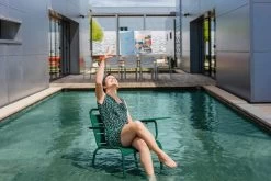 Luxemburg Armlehnstuhl, Niedrig, Zederngrün 13 Luxemburg Armlehnstuhl, Niedrig, Zederngrün -Urban Im Freien LUXEMBOURG BLEU ACAPULCO BUREAUX ALBUM 2022 CYRIL ABAD 3