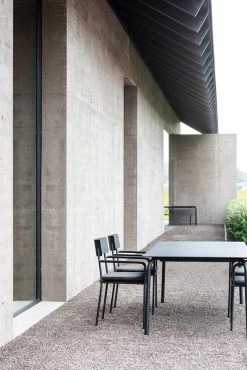 Serax August Esstisch, 170 x 90 cm, Schwarz 10 Serax August Esstisch, 170 x 90 cm, Schwarz -Urban Im Freien LifestyleImage VincentVanDuysen August Outdoor HR 16