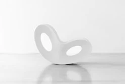 Magis Voido Schaukelstuhl, Mattweiß -Urban Im Freien Magis voido rocking chair ambient SD12 white 03 hr