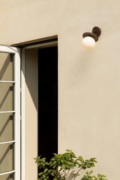 Liila Outdoor Wandleuchte, Dunkelbronze - Opalweiß -Urban Im Freien NUURA outdoor2962