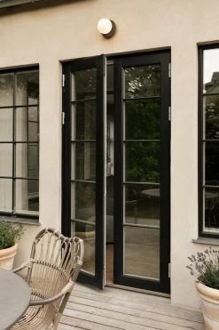 Liila 1 Outdoor Wand-/Deckenleuchte, Dunkelbronze - Opalweiß -Urban Im Freien NUURA outdoor3024