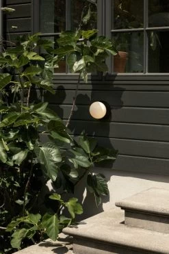 Liila 1 Outdoor Wand-/Deckenleuchte, Schwarz - Opalweiß -Urban Im Freien NUURA outdoor3181