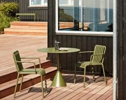 Hay Palissade Cone Tisch, 90 cm, Olivgrün -Urban Im Freien Palissade Cone Table olive Palissade Armchair olive Enamel Utensil Holder sprinkle black