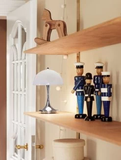 Louis Poulsen Panthella Portable V2 Tischleuchte, Opalgrau 12 Louis Poulsen Panthella Portable V2 Tischleuchte, Opalgrau -Urban Im Freien Panthella Portable Grey Opal Interior SS22 08459