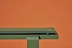 Hay Weekday Bank, 140 x 23 cm, Olivgrün -Urban Im Freien Weekday bench olive wb lacquered pinewood Weekday Cushion olive