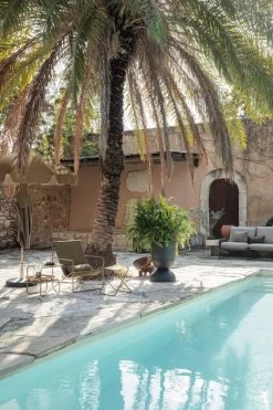 Ferm LIVING Lull Sonnenschirm, Buche - Olivgrün 12 Ferm LIVING Lull Sonnenschirm, Buche - Olivgrün -Urban Im Freien fermLIVING SS22 LullUmbrella DesertLoungeChair image 1